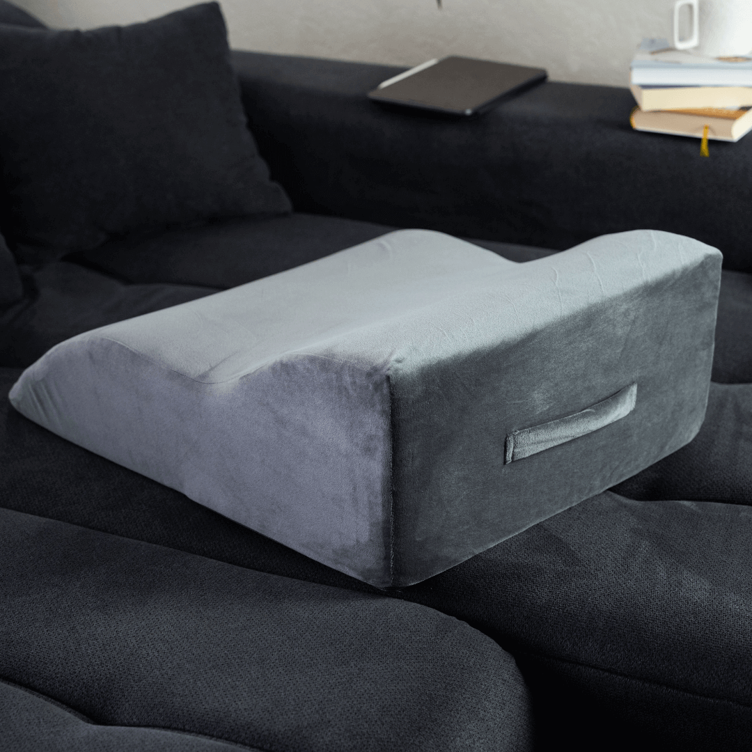Ergonomisches Venenkissen von Ergosio auf einem Sofa