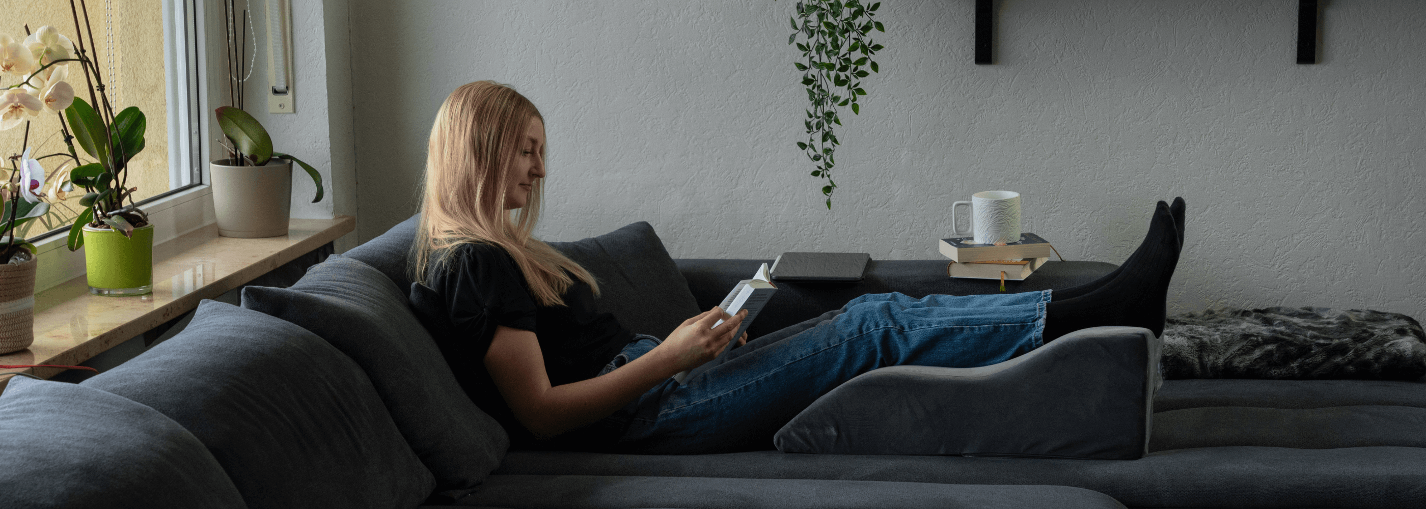 Ergosio-Headerbild – Person entspannt mit ergonomischem Kissen